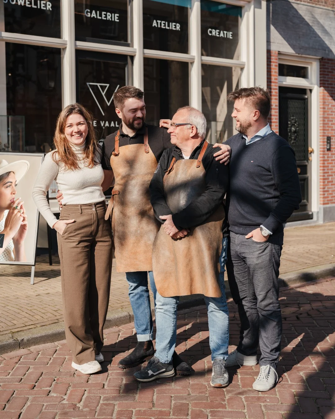 Familie en team van De Vaal voor het atelier in Schoonhoven
