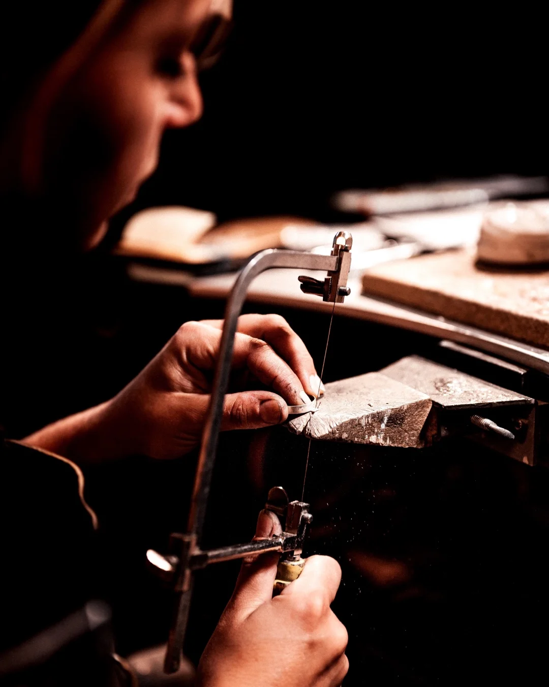 Goudsmid aan het werk met sieraden reparatie bij Atelier De Vaal